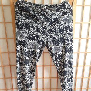 LULAROE LEGGINGS STRETCH BANDED BLACK & WHITE FLORAL WOMENS SIZE TALL & CURVY
